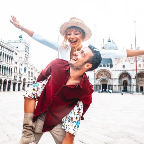 couple-tourists-visiting-venice-italy-pt