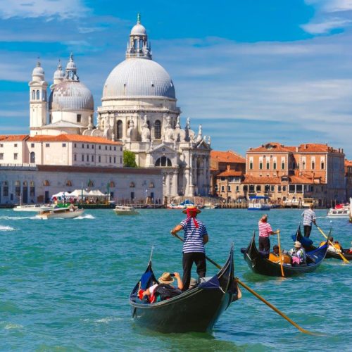 gondolas-canal-grande-venice-italy