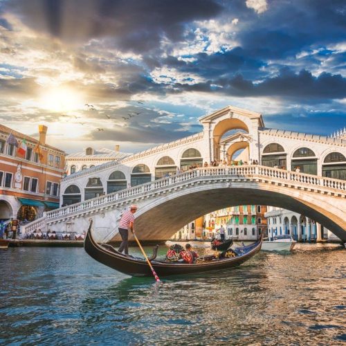 traditional-gondola-near-world-famous-canal-grande-rialto-bridge